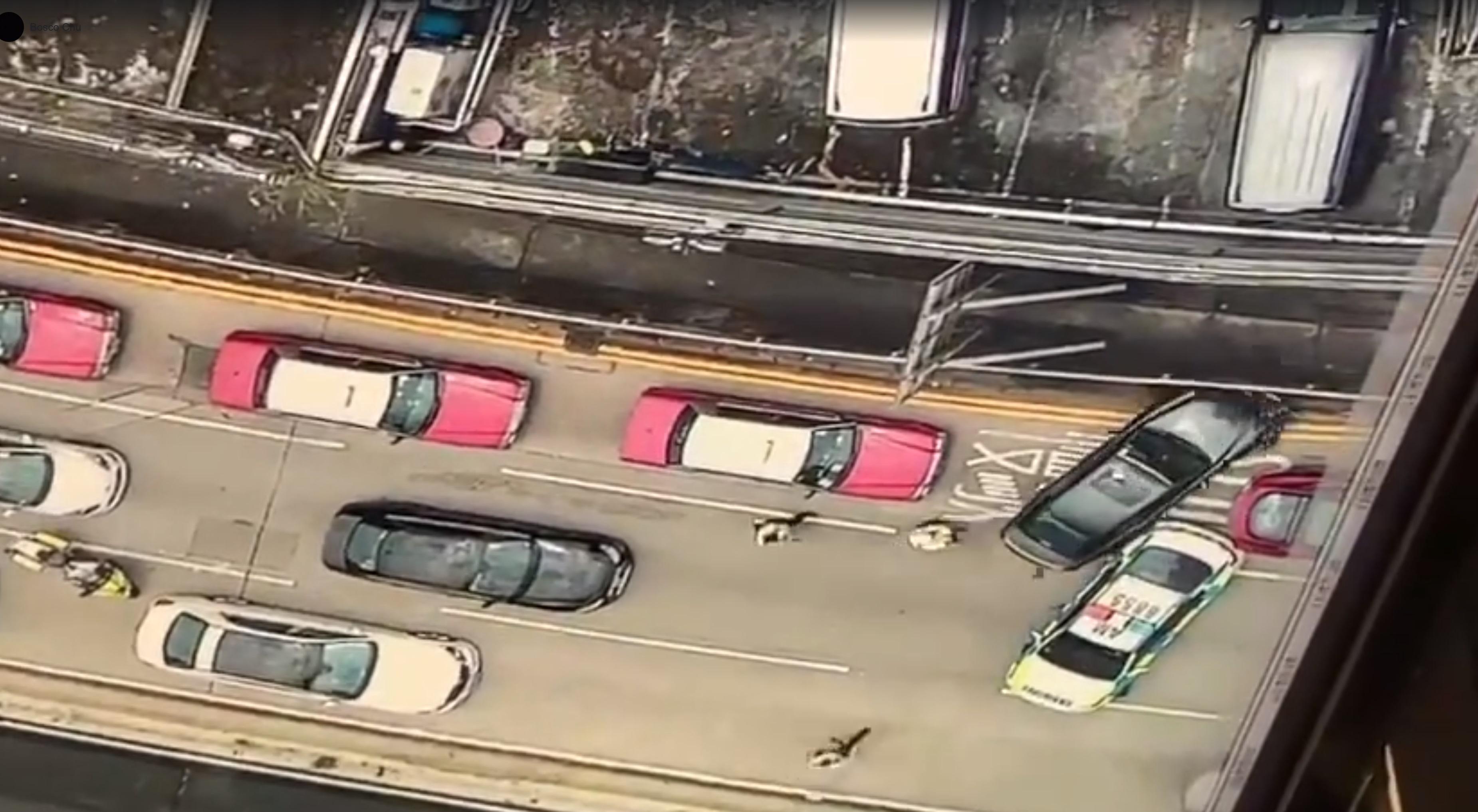 可疑車輛收掣不及,撞向路邊欄杆後停下。(網片截圖)