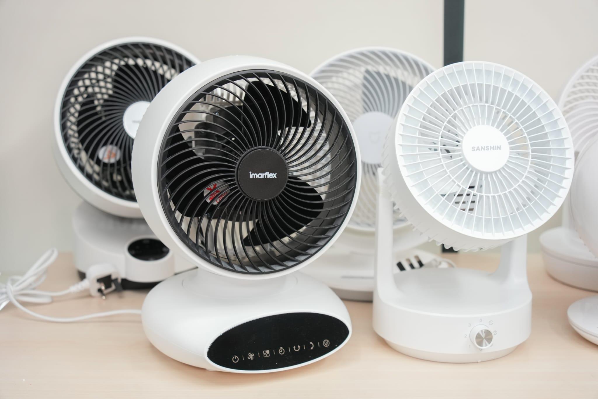 伊瑪牌IFQ-243R(左)及三信SCF0619(右)的物料阻燃能力不理想,著火後未能在標準要求的30秒內自動熄滅。(李睿哲攝)