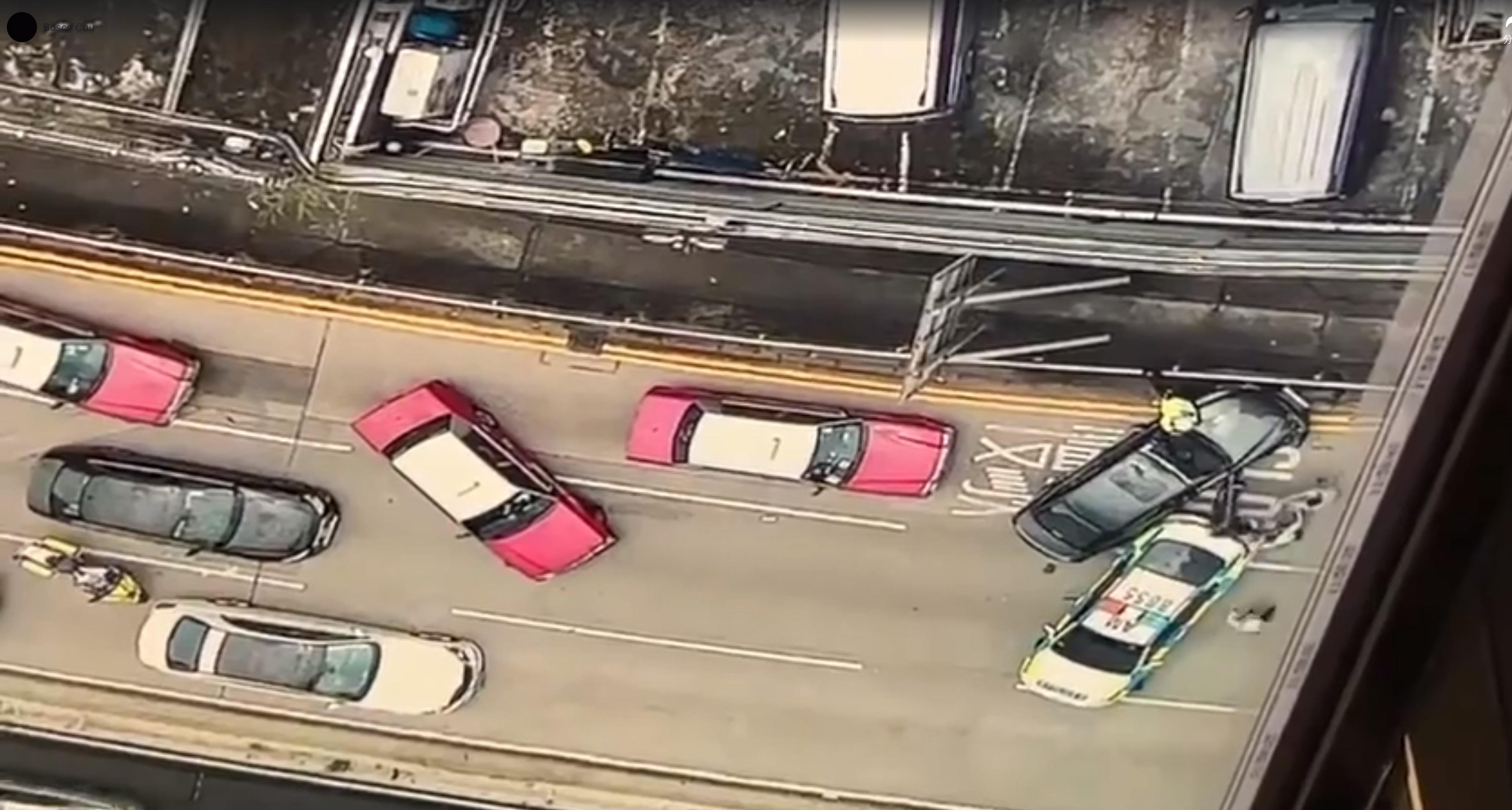 多名警員上前截停可疑車輛。(網片截圖)