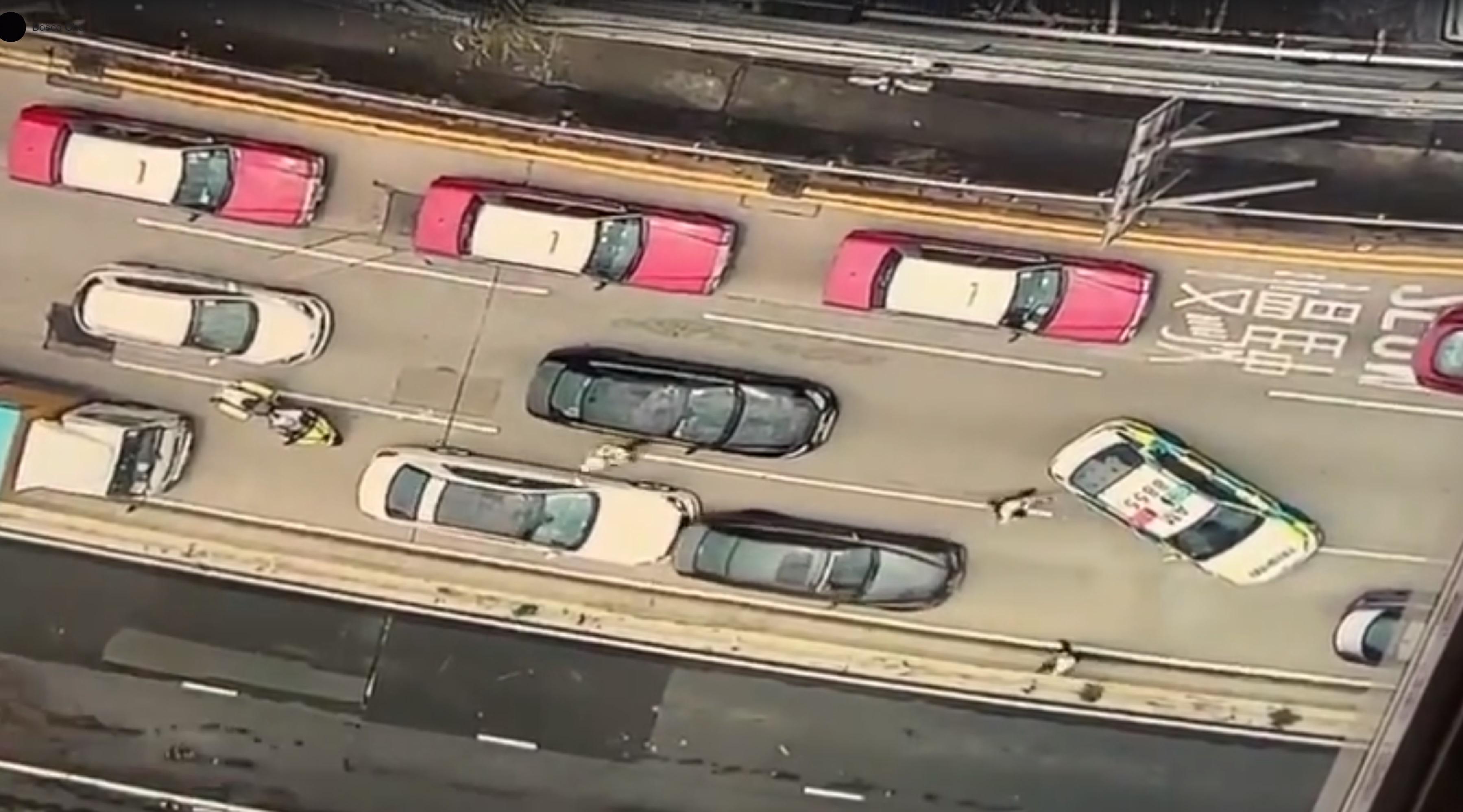 可疑車輛被截停時企圖突圍,先推開後面私家車。(網片截圖)