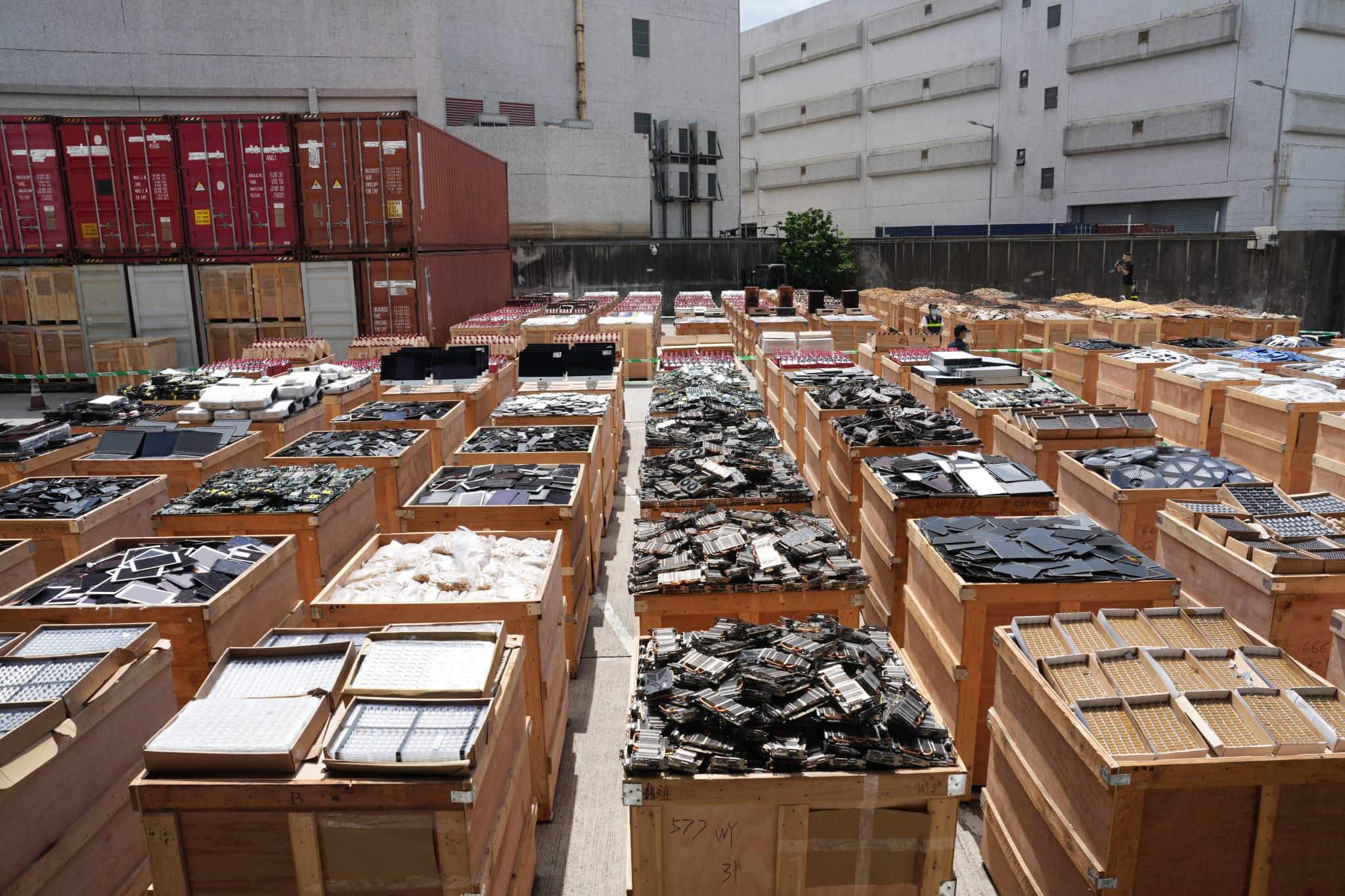 海關在15個貨櫃中,檢獲大批懷疑走私貨物。(陳奕釗攝)