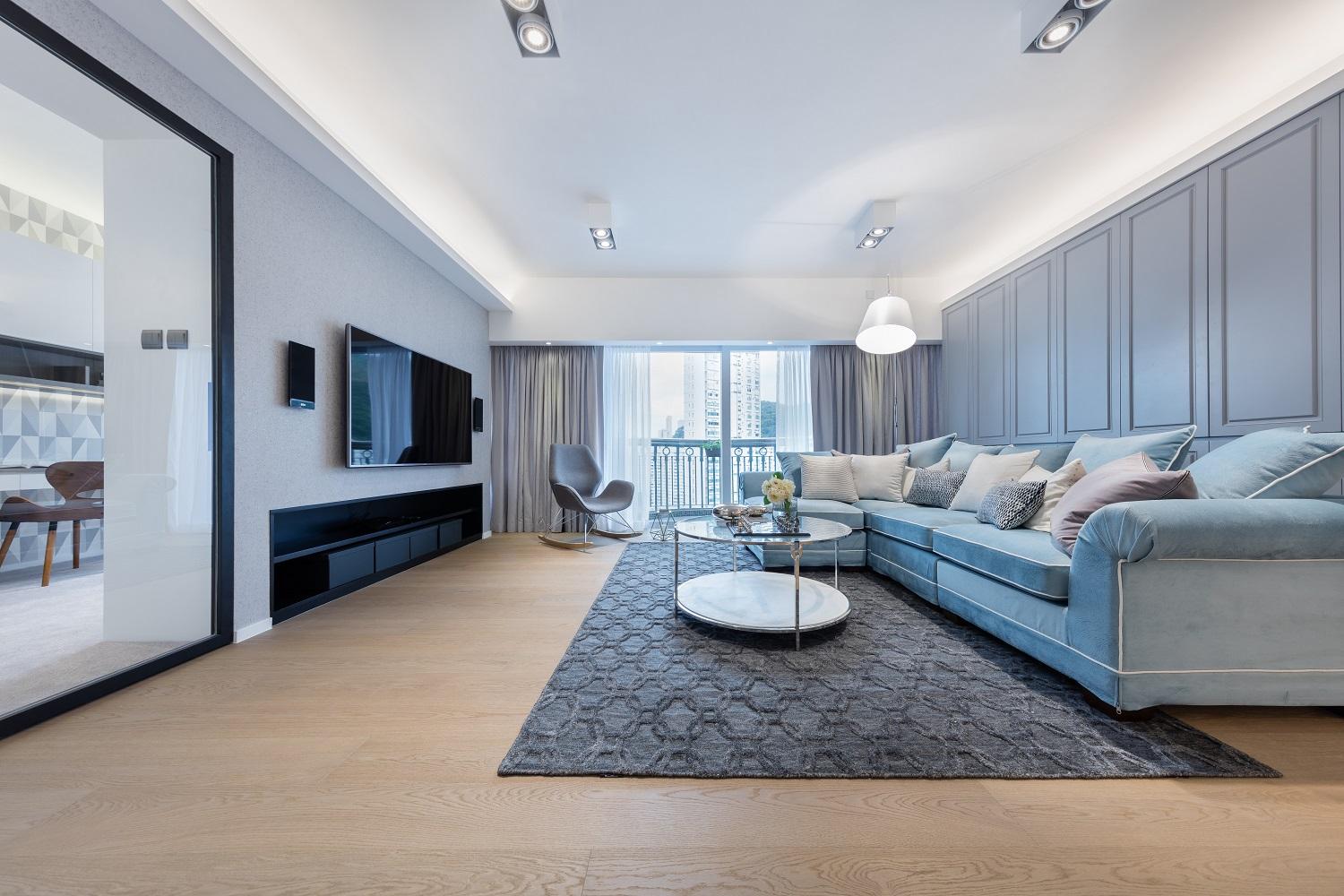 闊大的客廳,裝修及設計精緻實用,並外接半圓形露台。