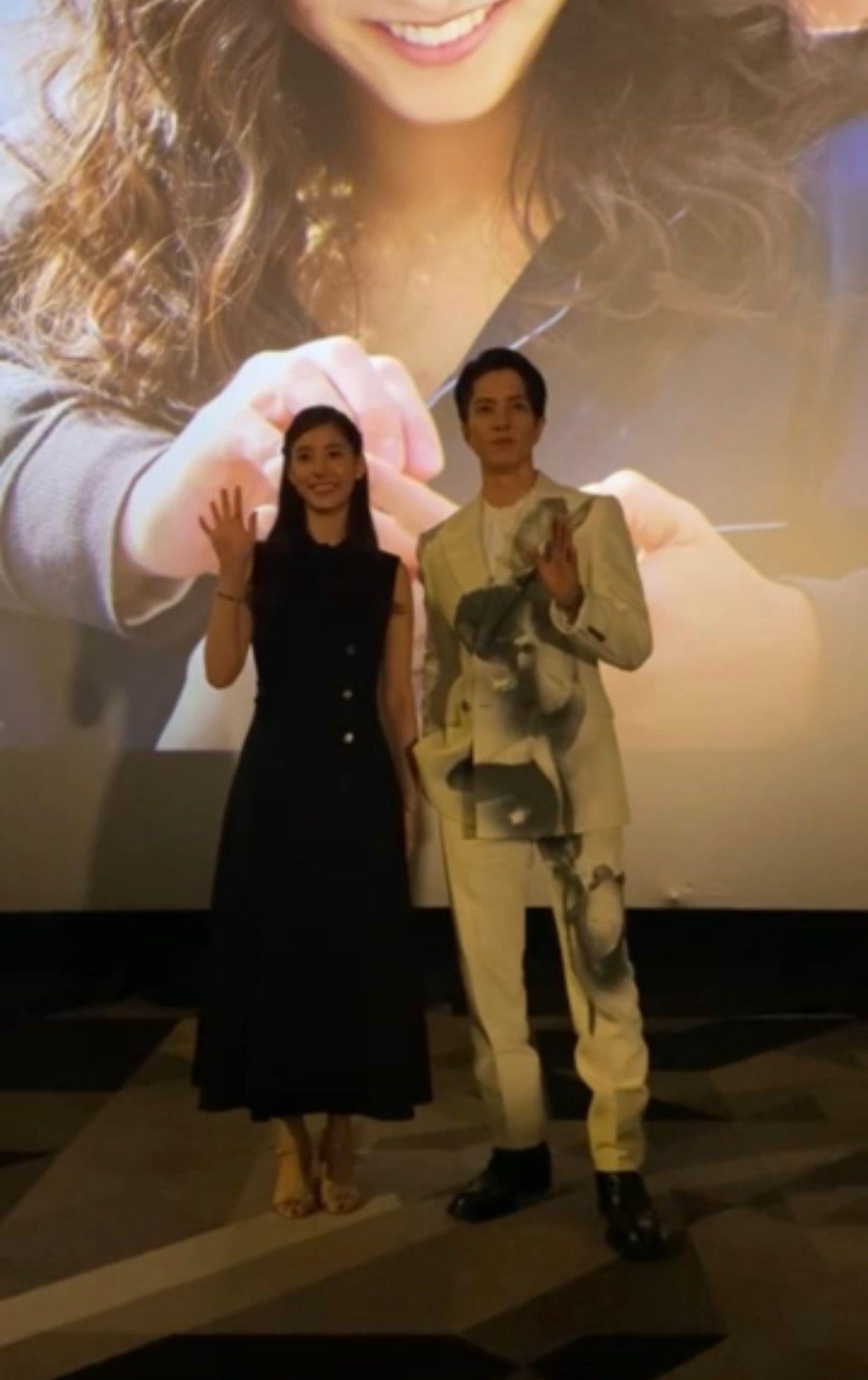 山下智久偕同新木優子現身戲院,即獲粉絲報以熱烈的歡呼聲。