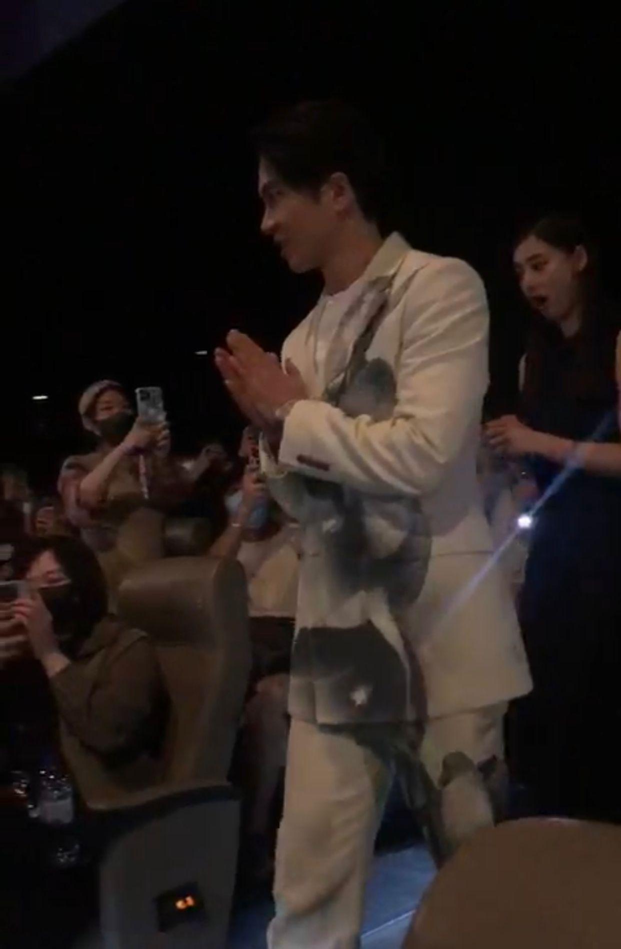 山下智久偕同新木優子現身戲院,即獲粉絲報以熱烈的歡呼聲。