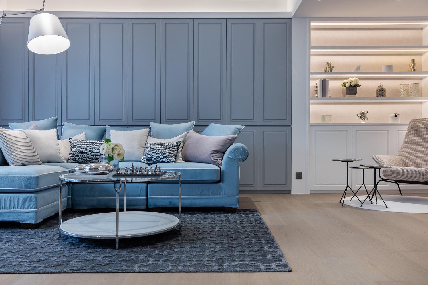 大廳以具格調的藍灰色和白色為主調,展現簡約摩登的設計風格。