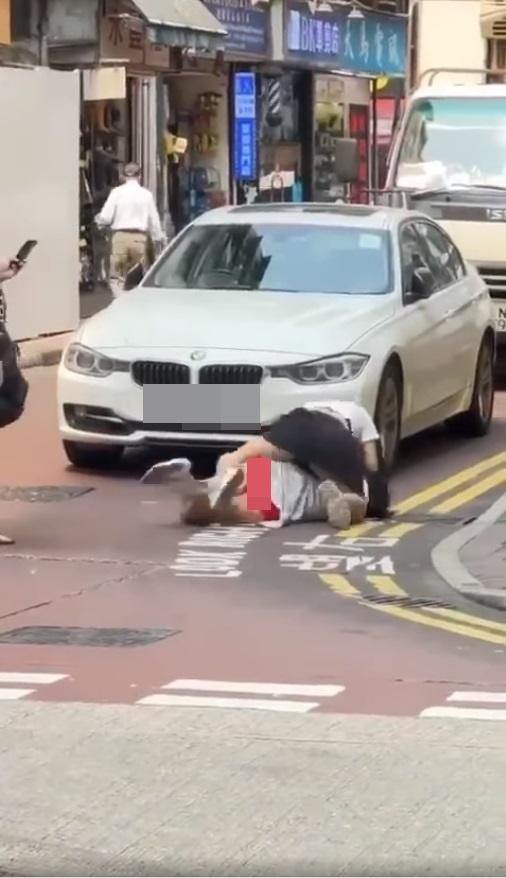 影片開始已見兩名穿短裙女子在馬路上扭打一團。(網片截圖)