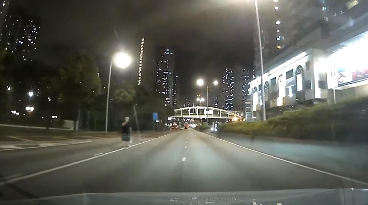 怪人夜站龍翔道煲煙。(網片截圖)