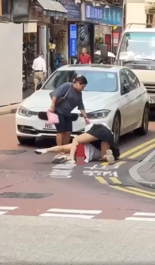 有女子嘗圖上前勸架但不果。(網片截圖)