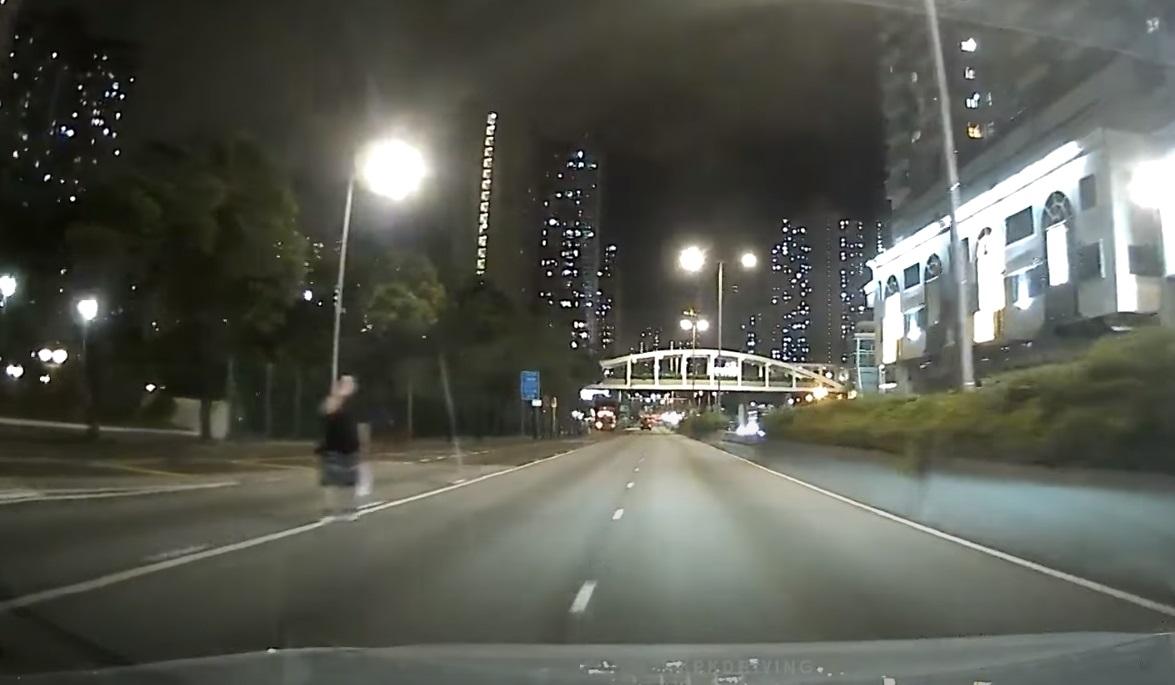 怪人夜站龍翔道煲煙。(網片截圖)