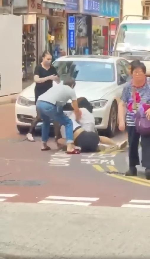 灰衣男試圖拉開兩名女子。(網片截圖)