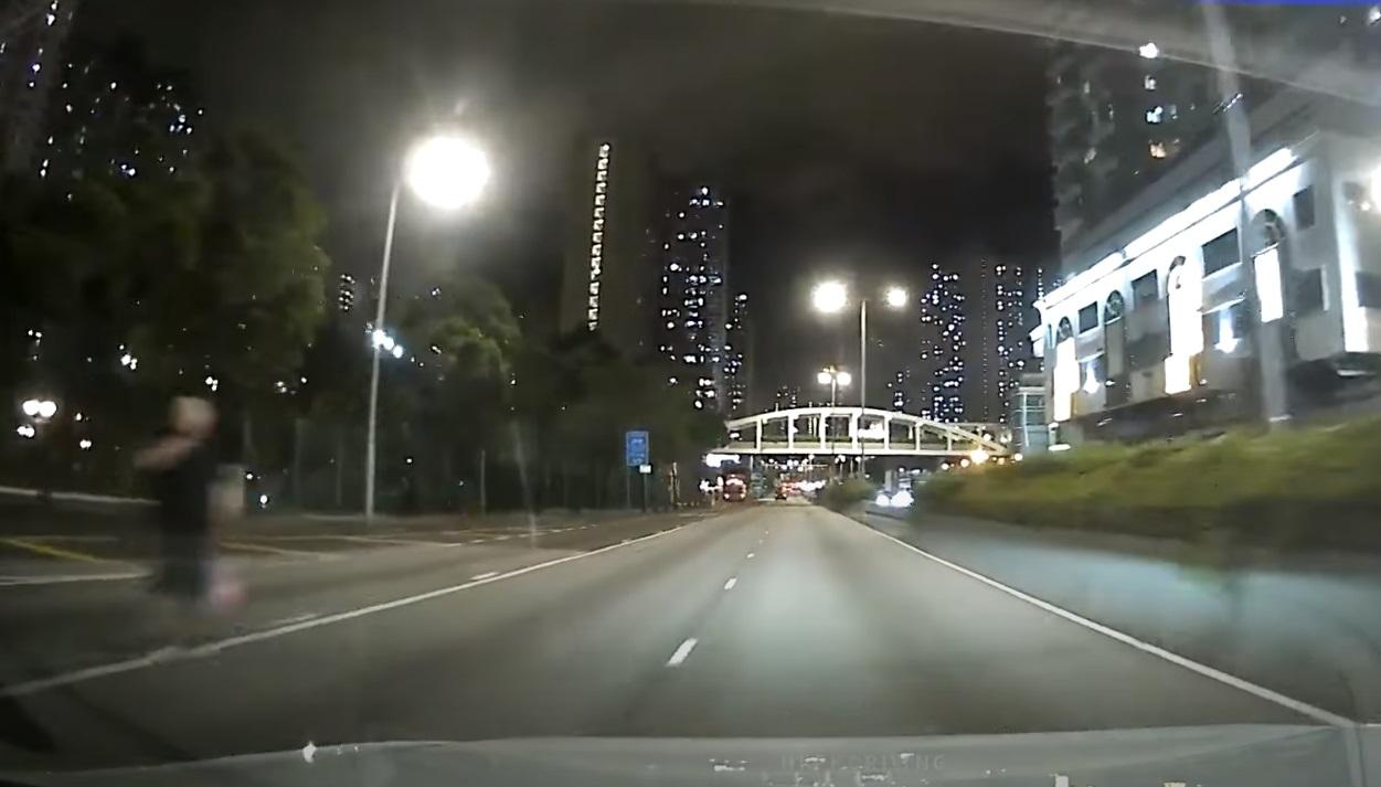 怪人夜站龍翔道煲煙。(網片截圖)