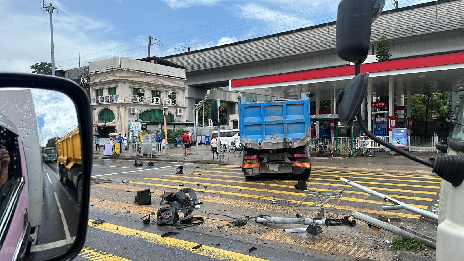 屯門重型貨車失控越線剷上行人路,險撞油站。(馬路的士討論區@fb圖)