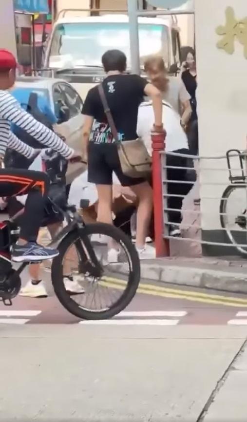 白衣男加入試圖拉開兩名女子。(網片截圖)