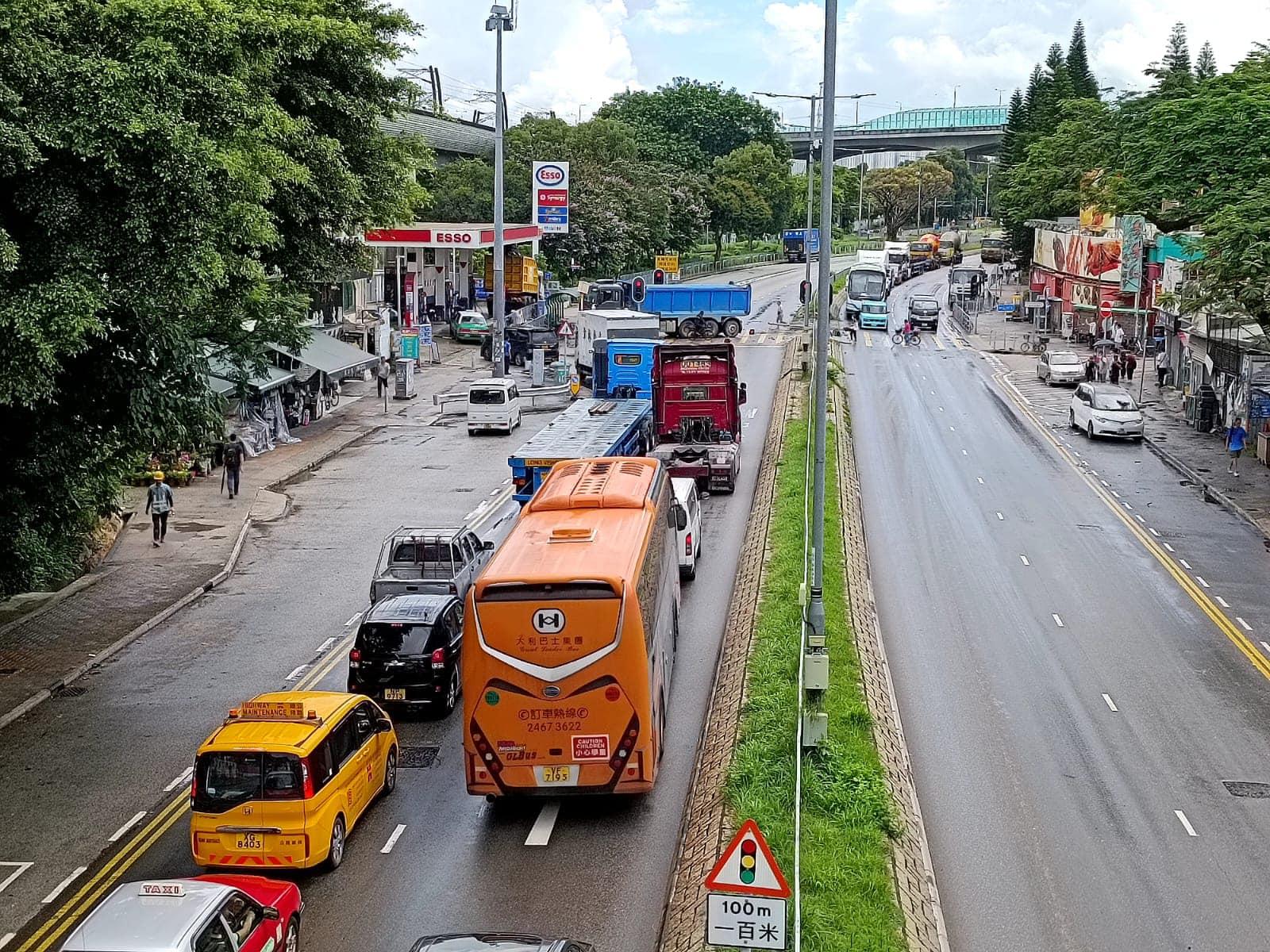 屯門重型貨車失控越線剷上行人路,險撞油站。(馬路的士討論區@fb圖)