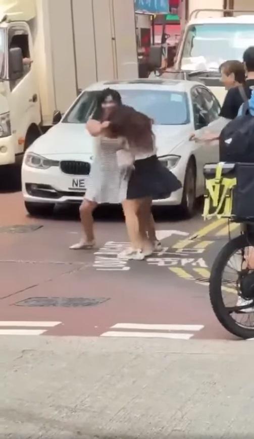 兩名女子又轉到馬路上扭打。(網片截圖)