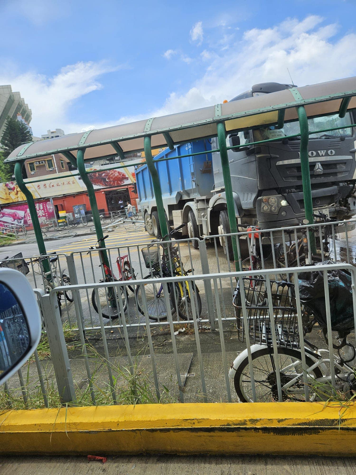 屯門重型貨車失控越線剷上行人路,險撞油站。(馬路的士討論區@fb圖)