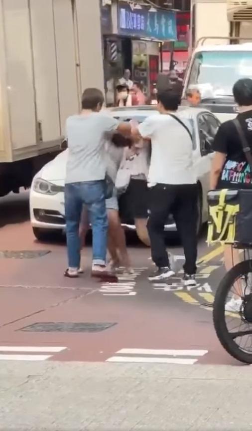 白衣男和灰衣男嘗試分開兩女。(網片截圖)