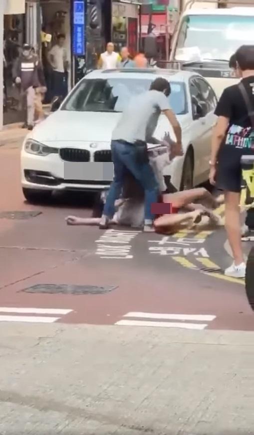 兩名女子再次打到跌在地上,期間穿淺色裙的女子走光底露。(網片截圖)