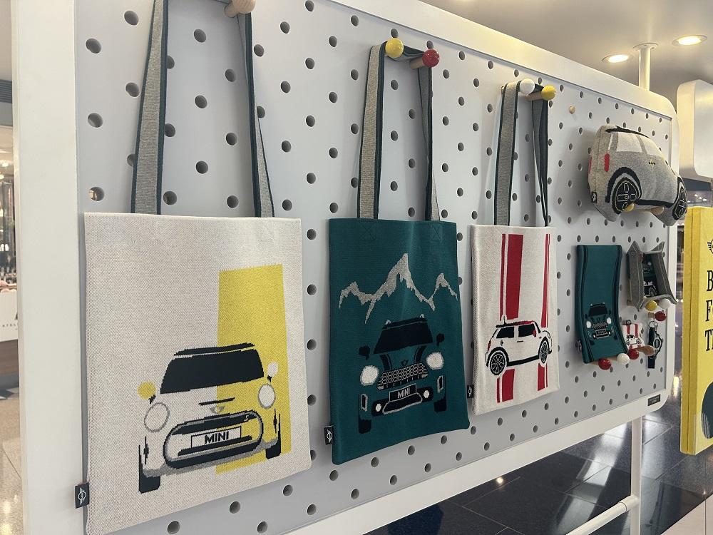 MINI HK與本地針織品牌羅氏針織合作共同推出了多款限量商品。