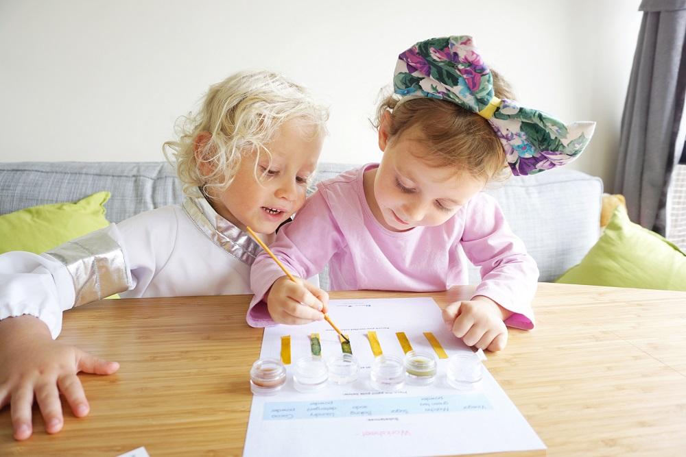 「時光機STEAM尋寶之旅」除了包含刺激有趣的戶外活動外,孩子們亦可化身小小化學家和工程師。