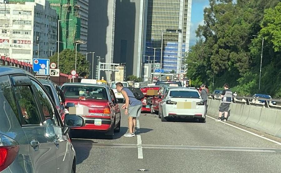 呈祥道10車「大串燒」,現場交通擠塞。(馬路的事(即時交通資訊台)@fb圖)