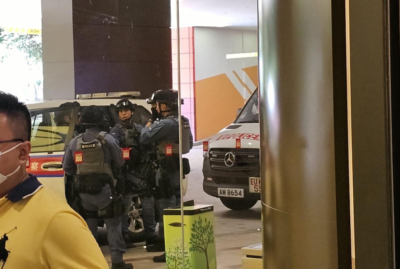 多名警名身穿裝備,荷槍實彈到現場。(讀者提供)