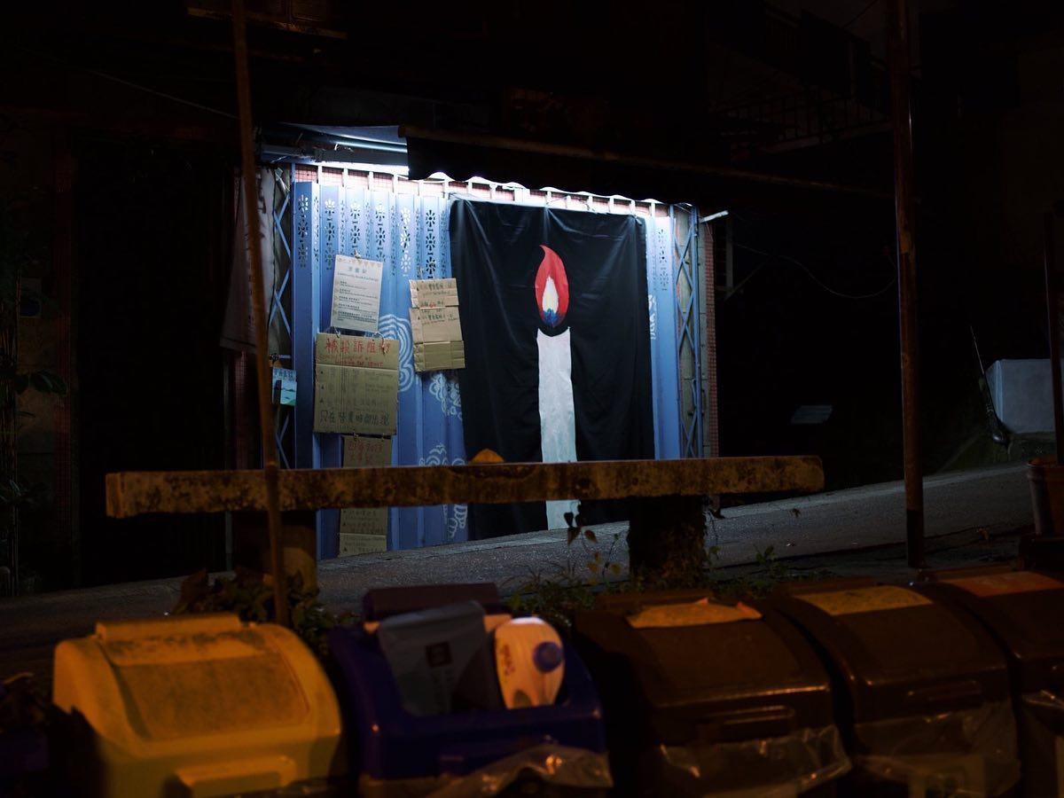 疑遭警方拆走的蠟燭掛畫。(西多fb圖)