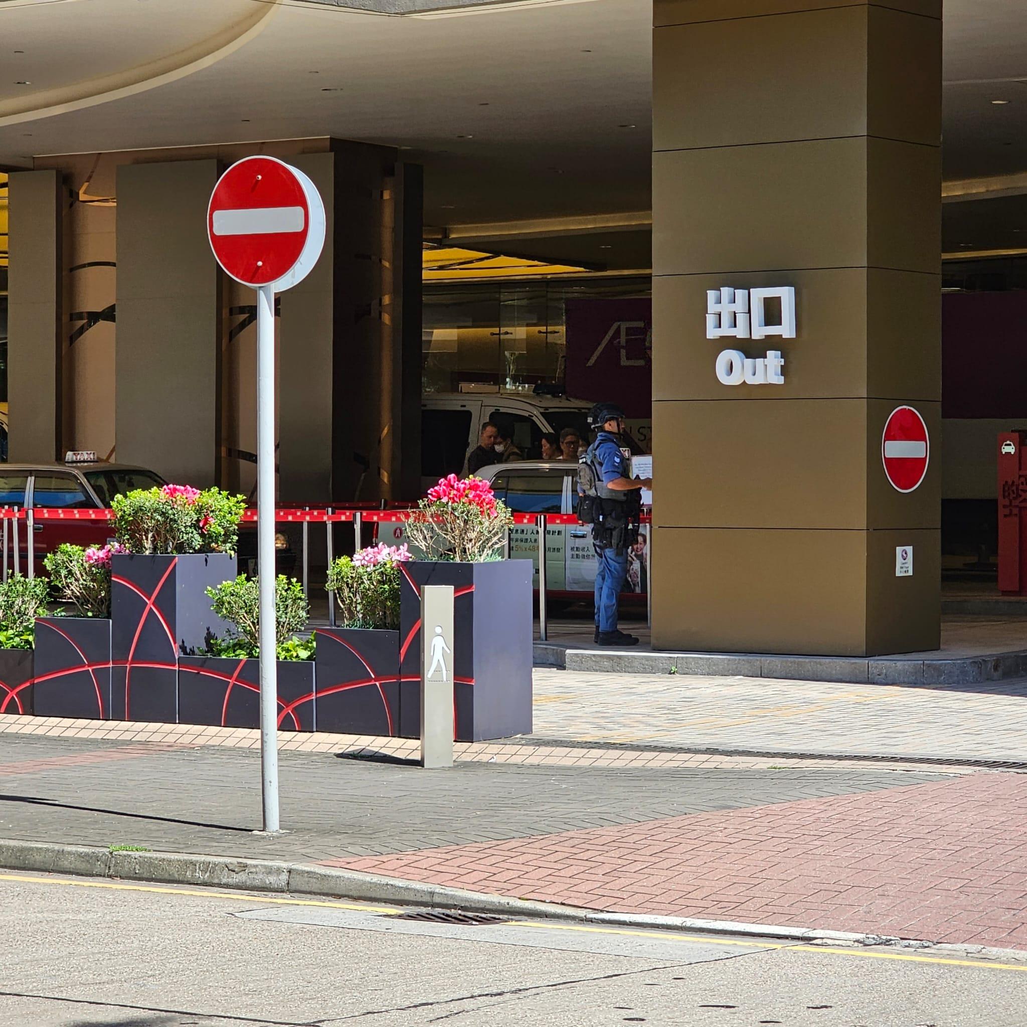 多名警名身穿裝備,荷槍實彈到現場。(讀者提供)