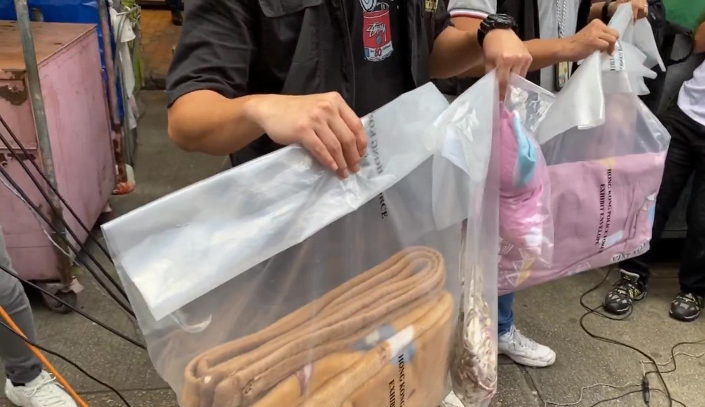 警方展示檢獲的枕頭及床單。(警方fb截圖)
