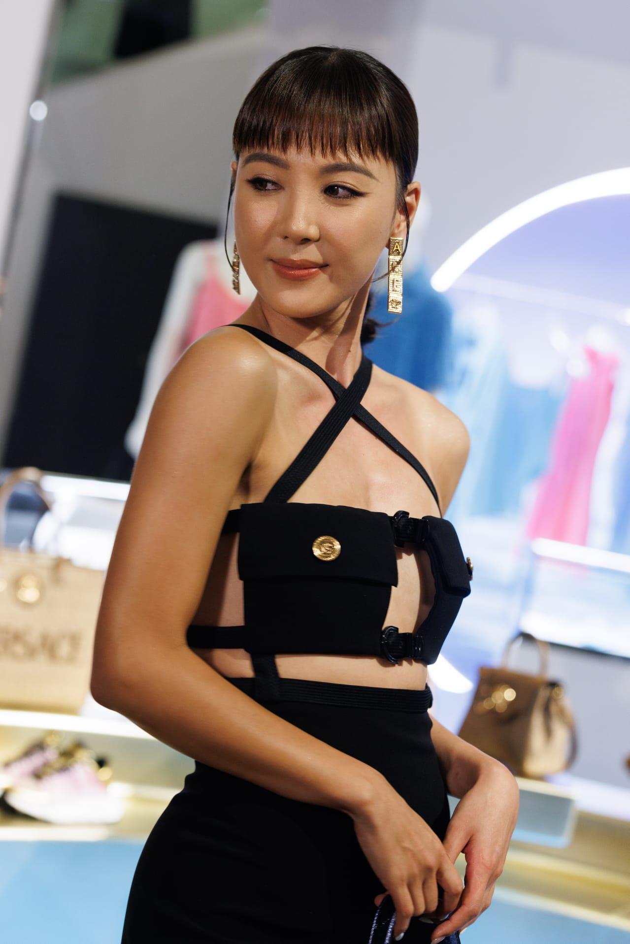 Alina以一身超性感大露背打扮,出席時裝活動,非常搶鏡。(蘇文傑攝)