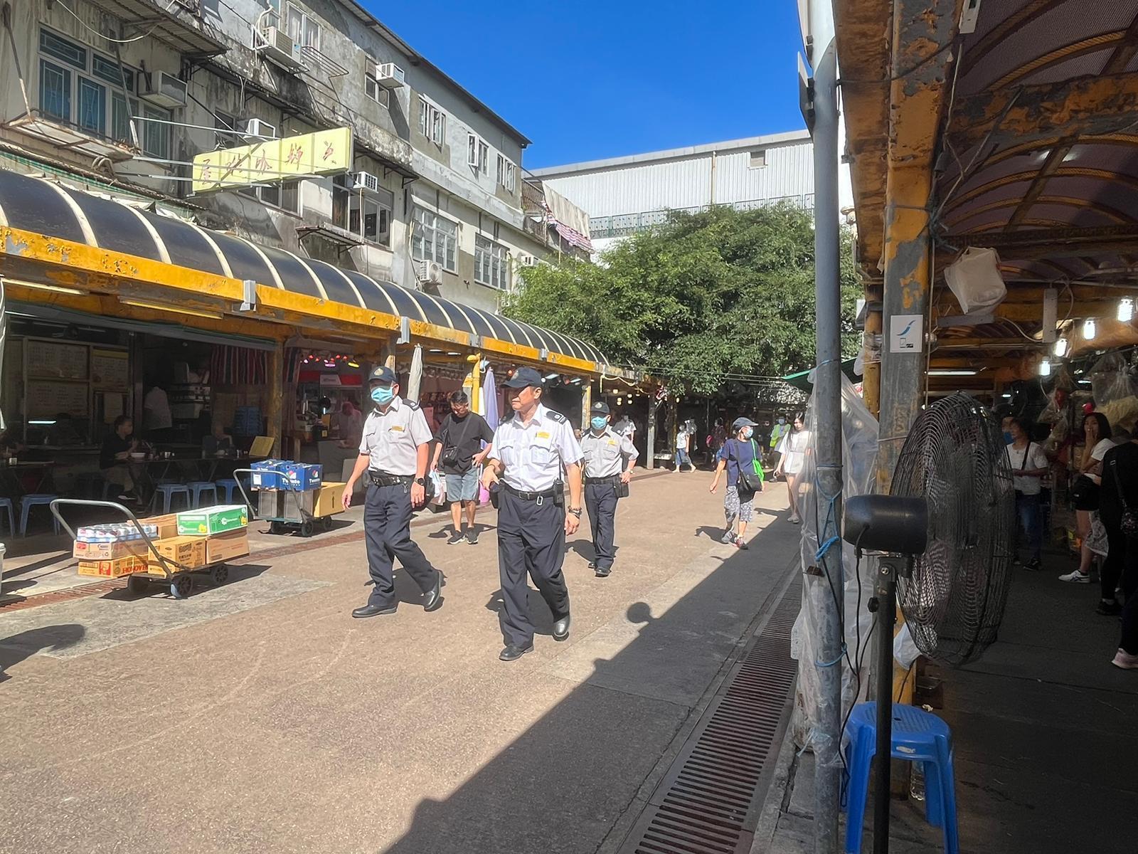 警方一連兩日聯同食環署「洗太平地」,下午到黃大仙清水灣道打擊店舖阻街。(警方圖片)