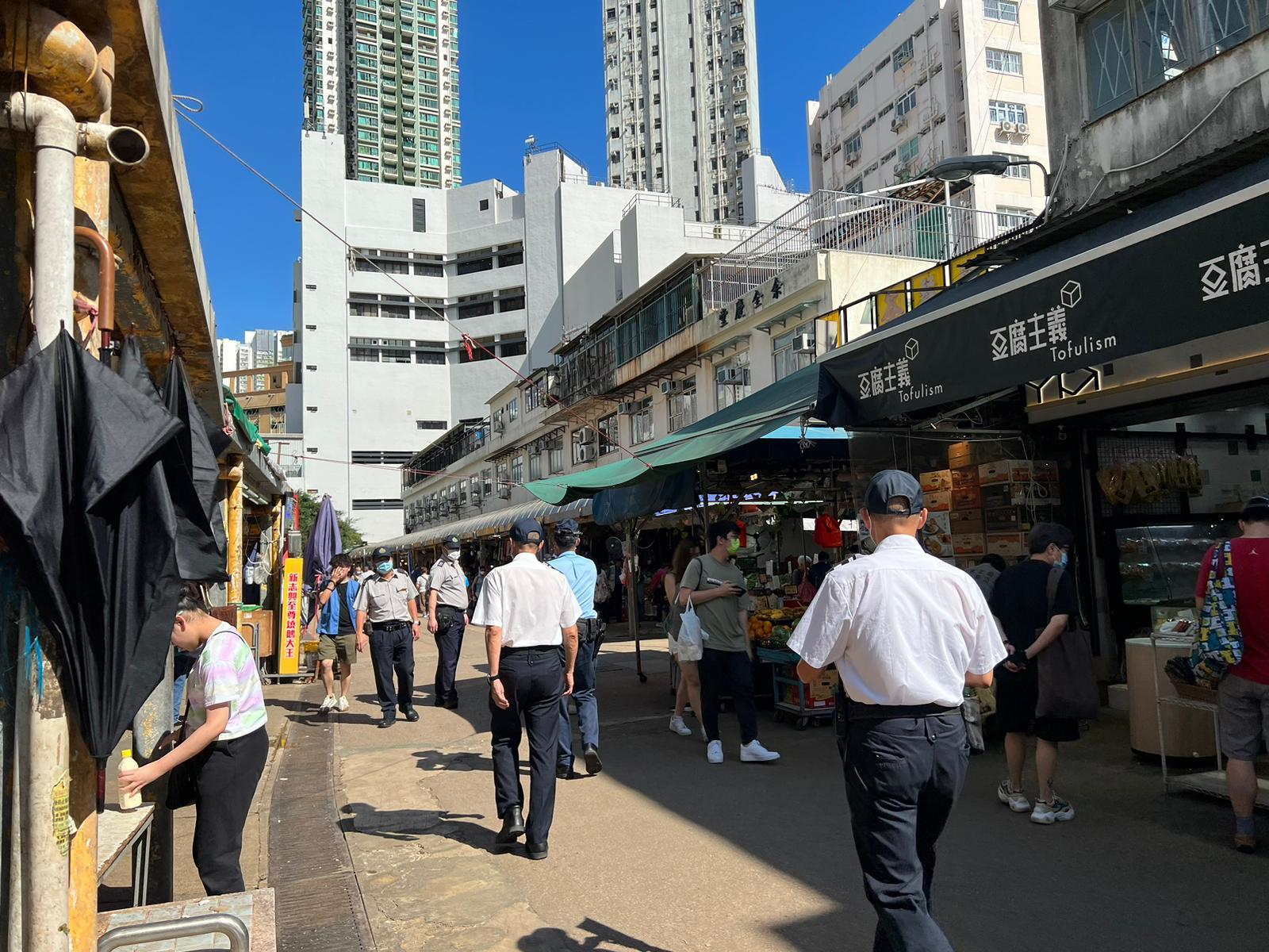 警方一連兩日聯同食環署「洗太平地」,下午到黃大仙清水灣道打擊店舖阻街。(警方圖片)