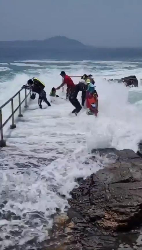 有人被海浪沖落。(網片截圖)