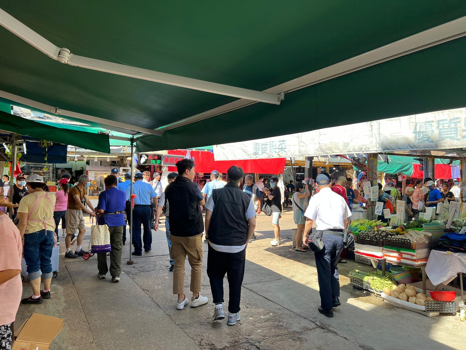 警方一連兩日聯同食環署「洗太平地」,下午到黃大仙清水灣道打擊店舖阻街。(警方圖片)