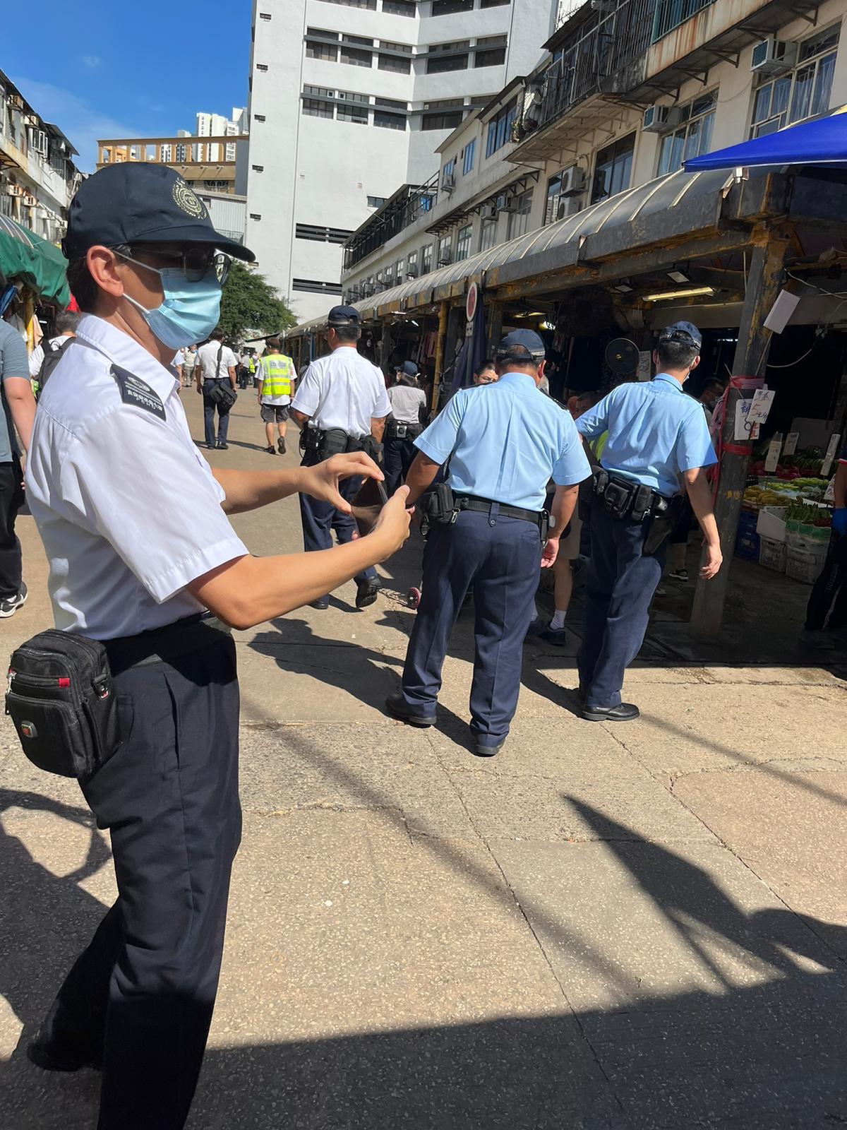 警方一連兩日聯同食環署「洗太平地」,下午到黃大仙清水灣道打擊店舖阻街。(警方圖片)