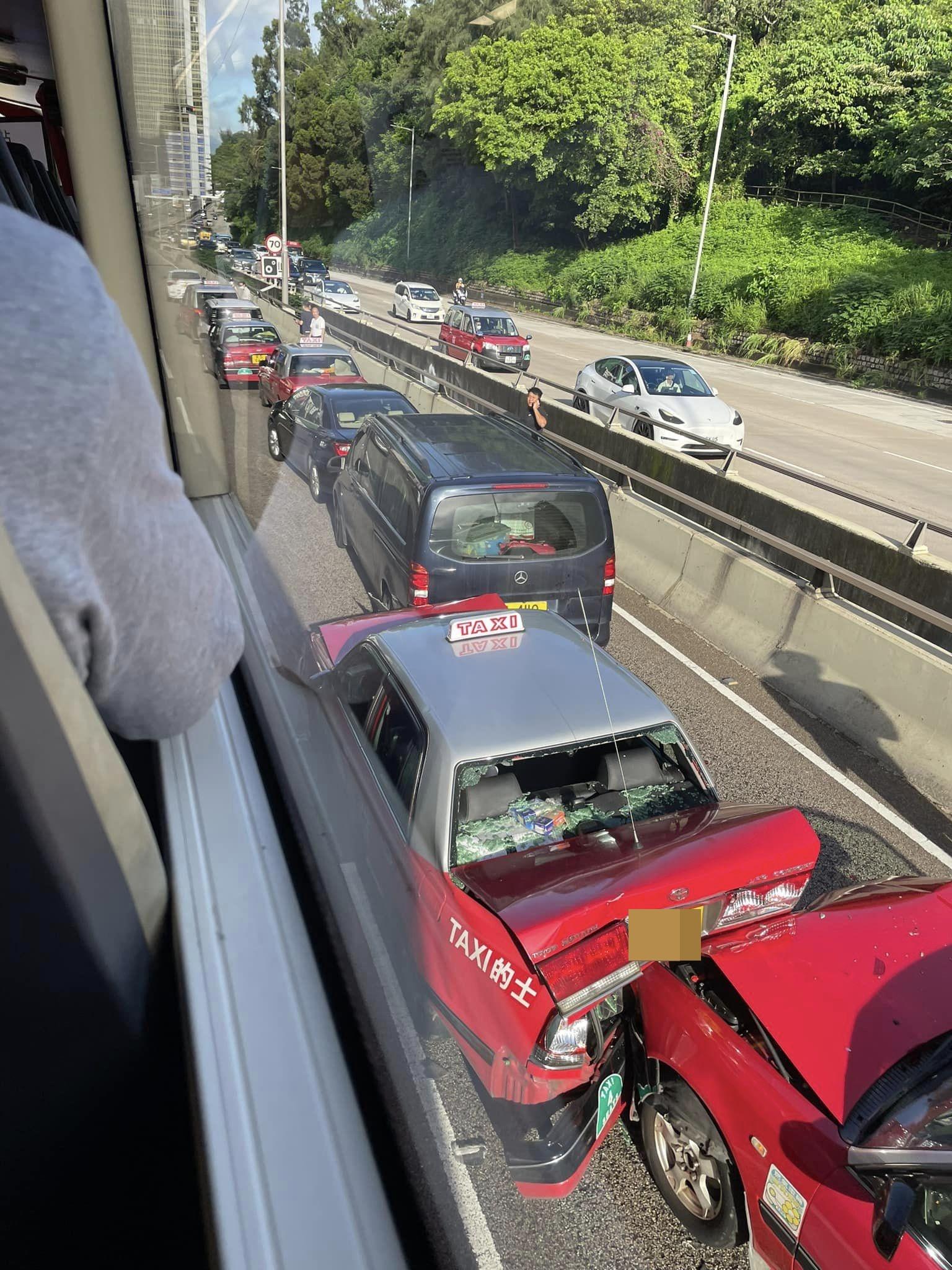 呈祥道10車「大串燒」,現場交通擠塞。(馬路的事(即時交通資訊台)@fb圖)