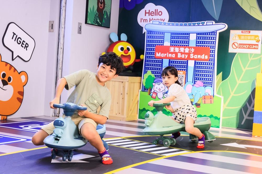 Merli &Kiztopia Friends 9大新加坡景點打卡位,包括美食街「牛車水」、豪華酒店及時尚匯聚地「濱海灣金沙」、濱海灣中央的公園「濱海灣花園」、綜合度假勝地「聖淘沙名勝世界」、平民美食集中地「新加坡小販中心」等。