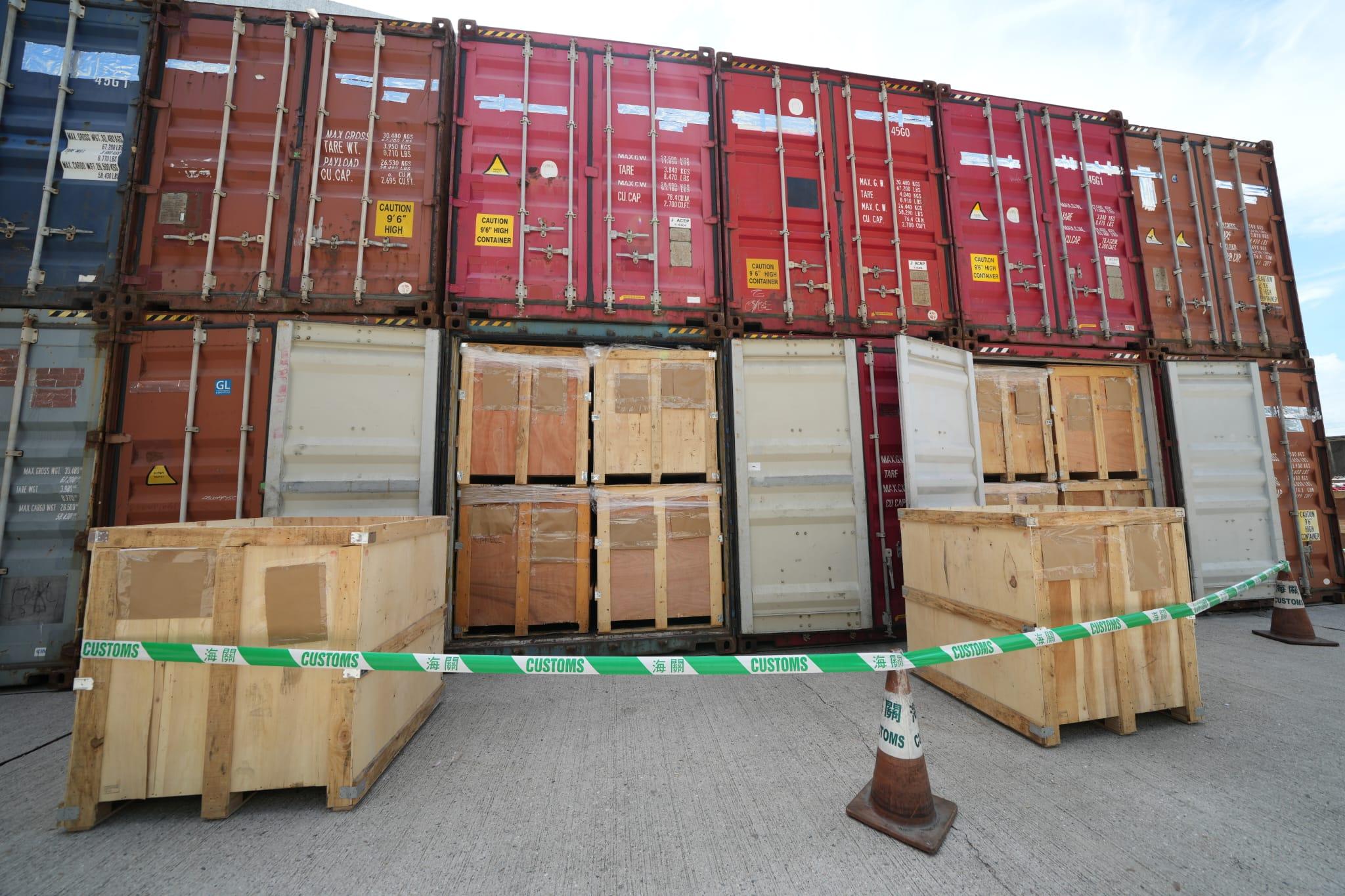 海關在15個貨櫃中,檢獲大批懷疑走私貨物。(陳奕釗攝)