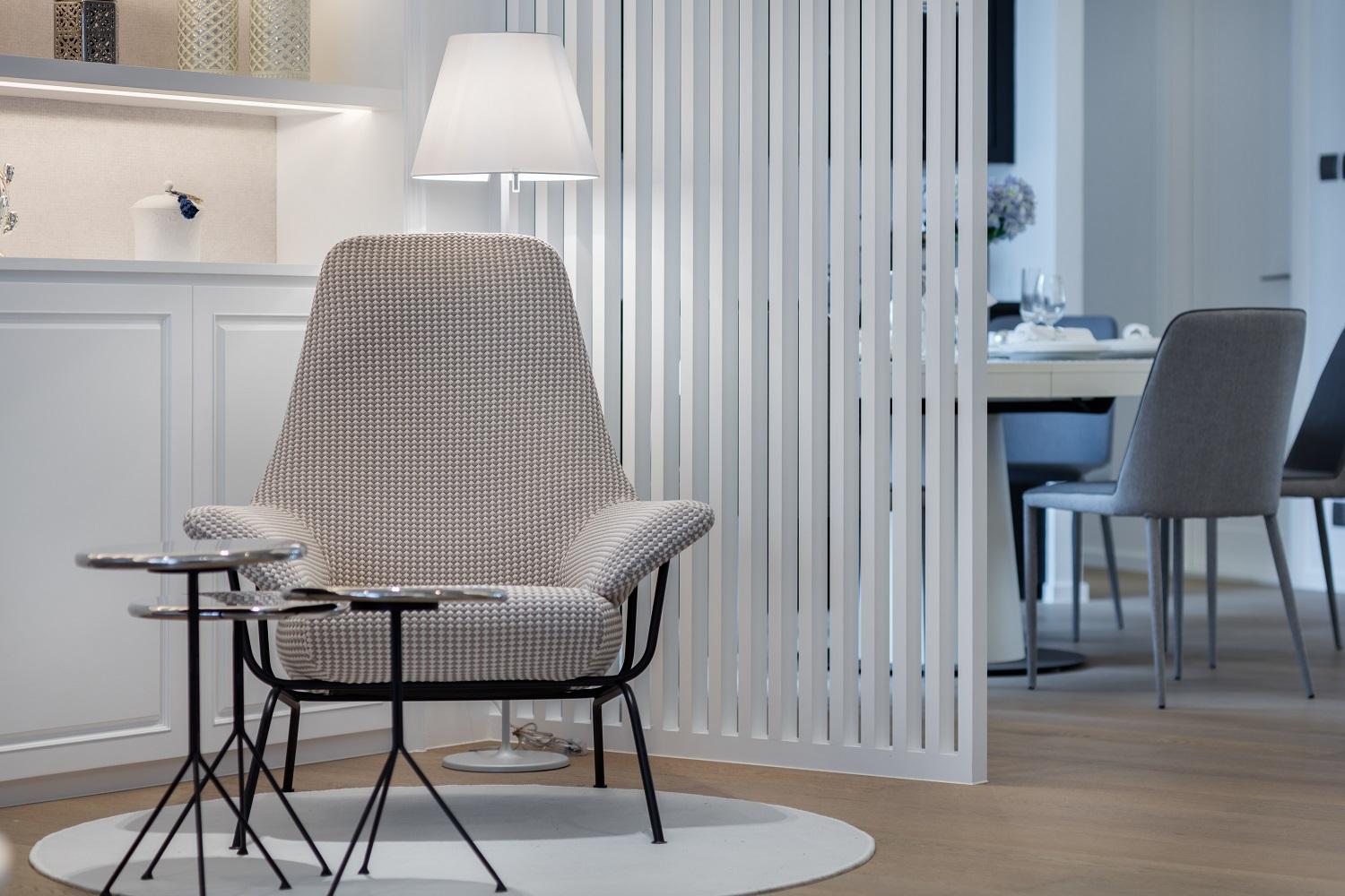 客廳一角擺放單人座椅及小茶几,營造舒適的me time時光。