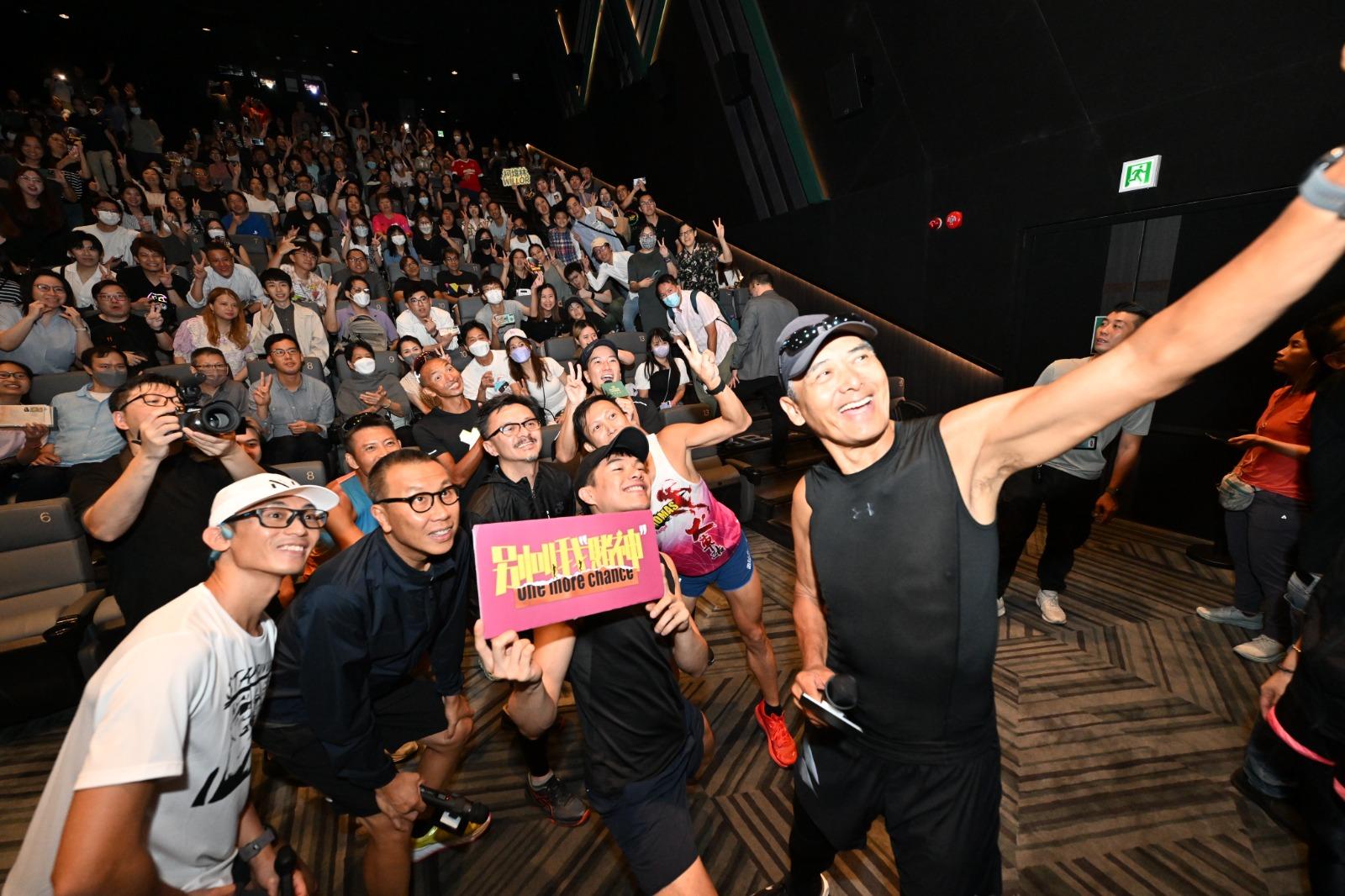 發哥出名親民,與影迷打成一片。