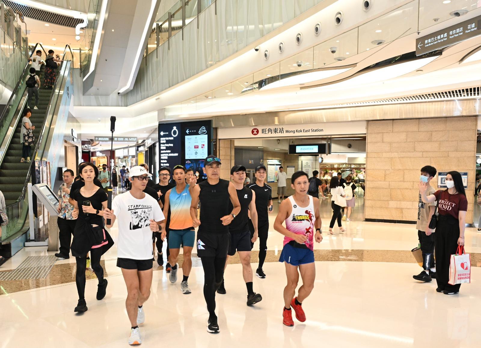 發哥與Will徒步跑到各間戲院,由朝到晚跑勻油尖旺。