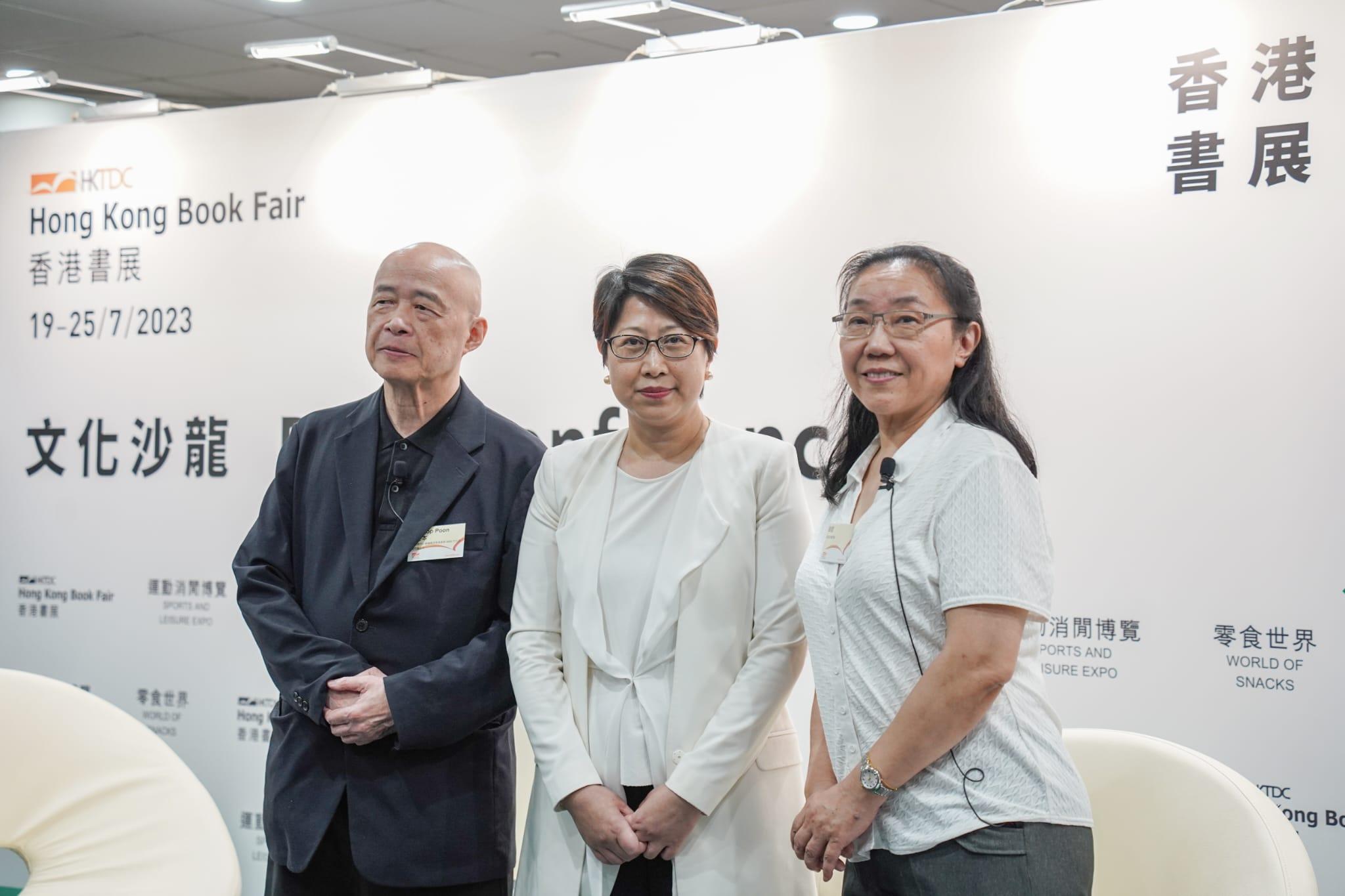 貿發局副總裁張淑芬(中)指,大會不會預先審查書籍,希望書商遵守香港法律。(李睿哲攝)