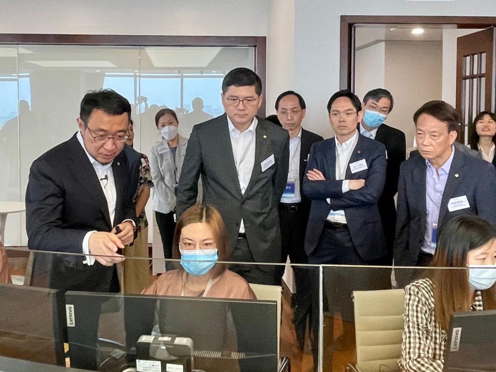 高拔陞早前訪問廣州,參觀國家衛健委轄下的人體組織器官移植與醫療大數據中心。(醫管局網頁圖片)