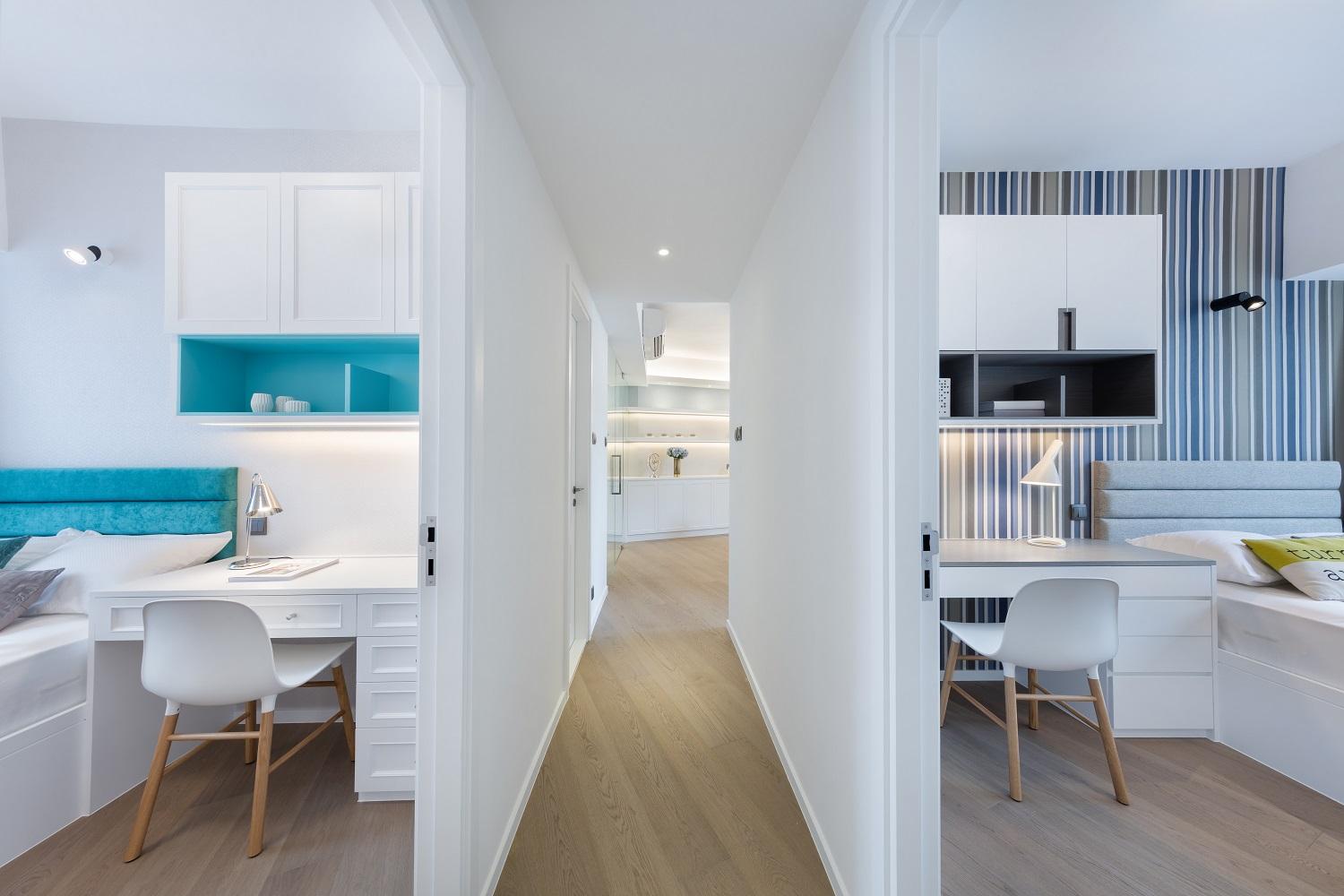 單位走廊以白色為主調,房間則以不同深淺的藍調,配以白色傢俱,設計雅緻舒服。