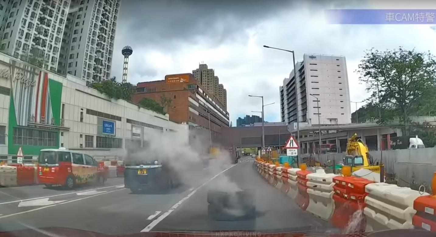 大埔公路甩車轆撞穿水馬冒煙。(網片截圖)