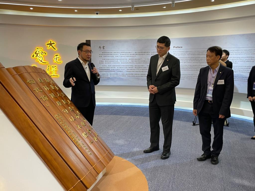 高拔陞早前訪問廣州,參觀國家衛健委轄下的人體組織器官移植與醫療大數據中心。(醫管局網頁圖片)