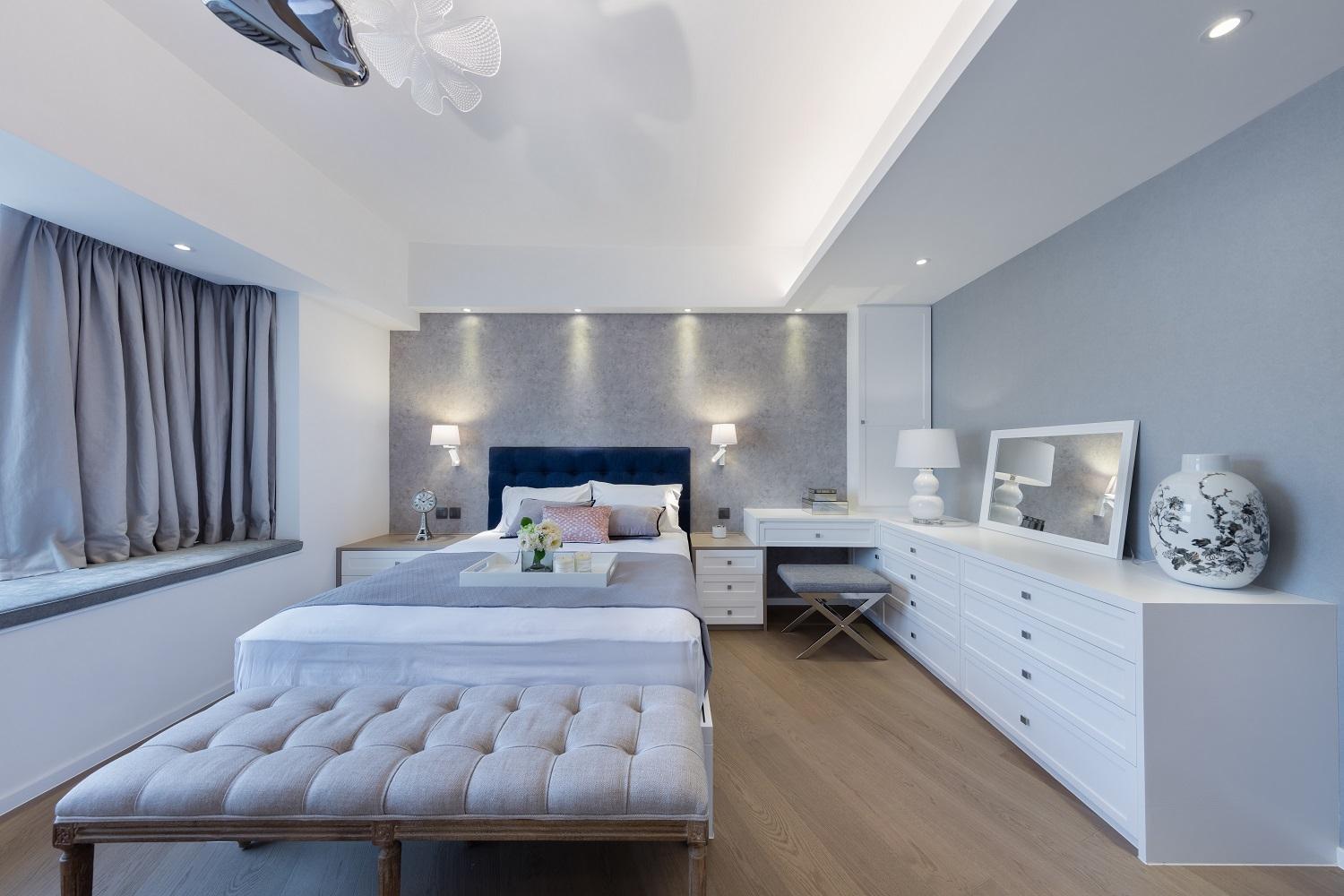 以淺灰色作主調的主人套房,可三邊下床,空間十分充裕。
