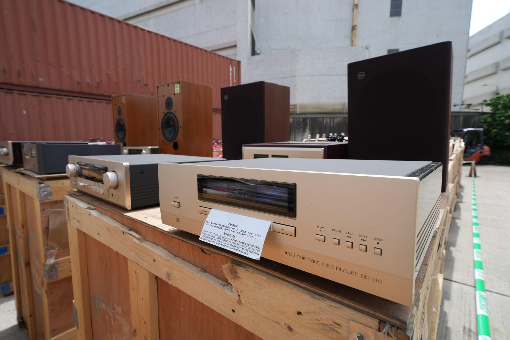 檢獲的走私貨物包括大批電子產品。(陳奕釗攝)