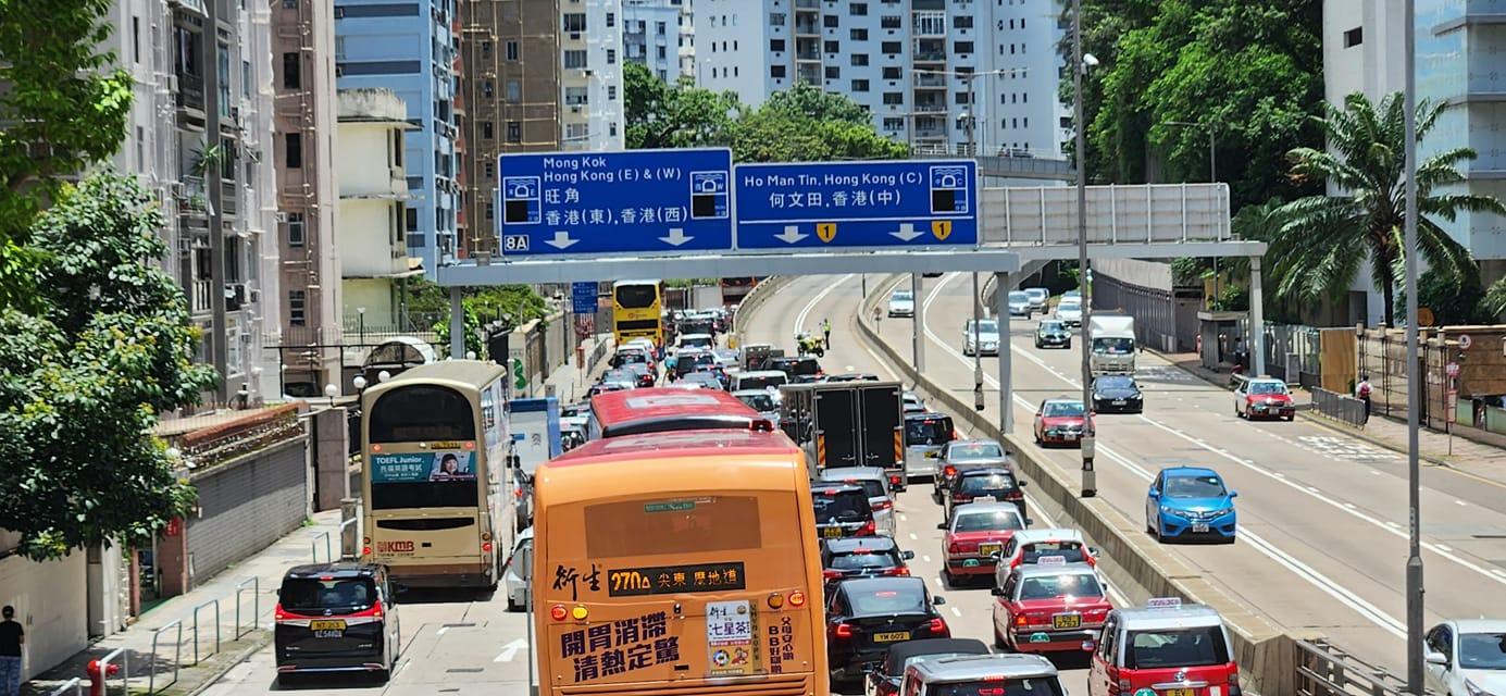 受事件影響,公主道往海隧方向全線封閉,現址附近大塞車。(資料圖片)