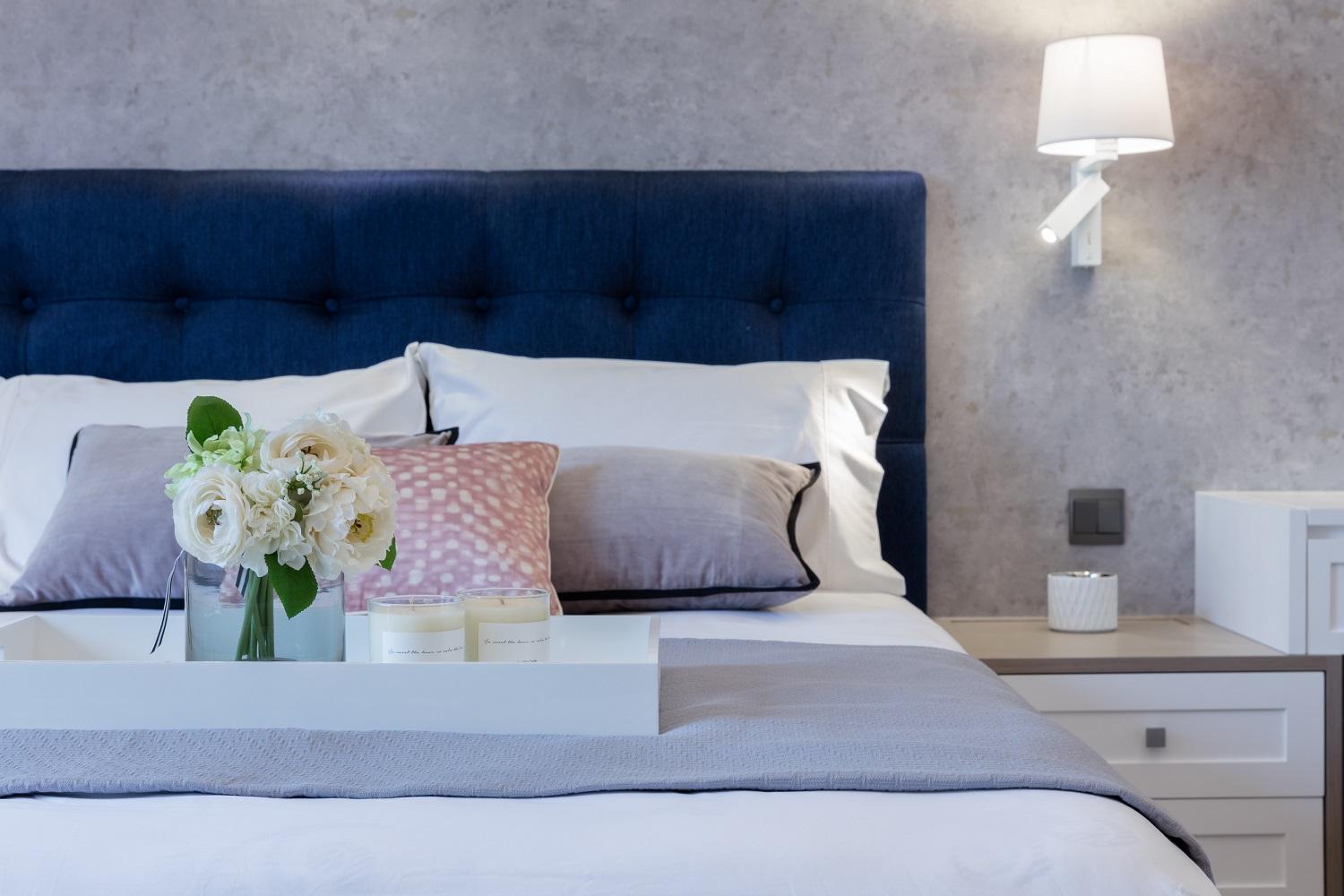 主人套房的仿水泥特色牆身,時尚耐看。